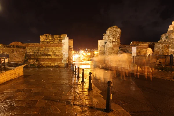 Mensen bezoeken oude stad op 18 juni 2014 in nessebar, Bulgarije — Stockfoto