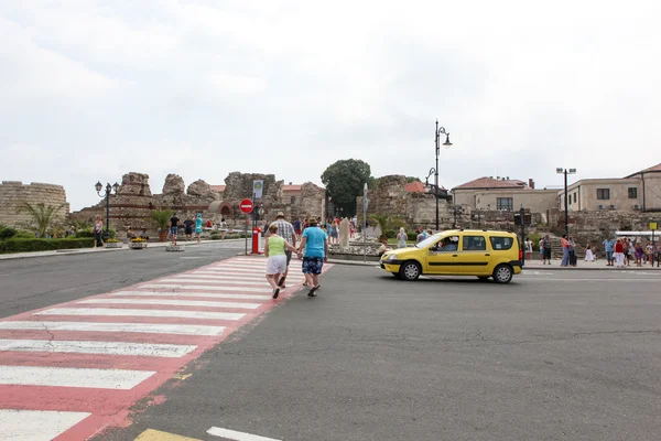 Människor besöker gamla stan den 18 juni, 2014 i nessebar, Bulgarien. — Stockfoto