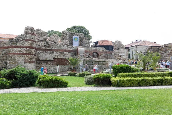 Människor besöker gamla stan den 18 juni, 2014 i nessebar, Bulgarien. — Stockfoto