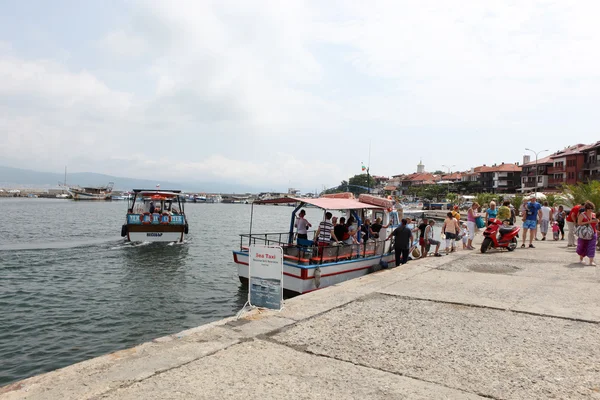 Les gens visitent la vieille ville le 18 juin 2014 à Nessebar, Bulgarie . — Photo