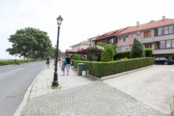 Människor besöker gamla stan den 18 juni, 2014 i nessebar, Bulgarien. — Stockfoto