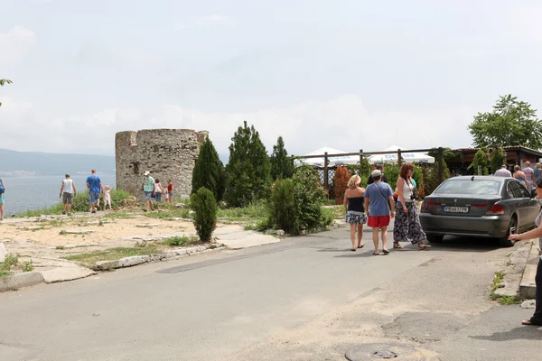 Les gens visitent la vieille ville le 18 juin 2014 à nessebar, Bulgarie. — Stok fotoğraf