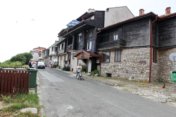 Människor besöker gamla stan den 18 juni, 2014 i nessebar, Bulgarien. — Stockfoto