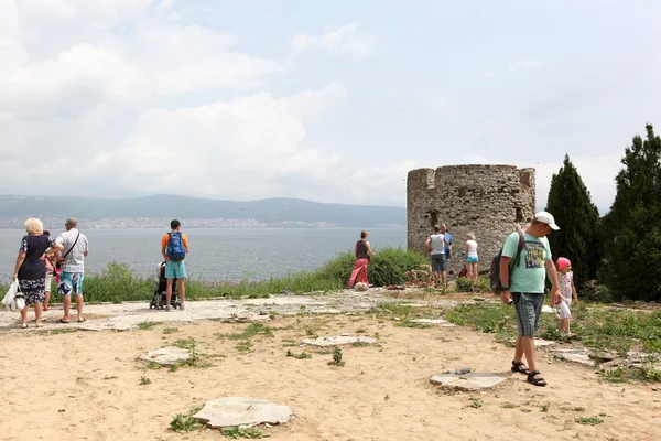 Les gens visitent la vieille ville le 18 juin 2014 à Nessebar, Bulgarie . — Photo