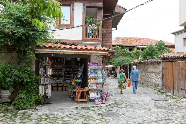 La gente visita el casco antiguo el 18 de junio de 2014 en Nessebar, Bulgaria . — Foto de Stock