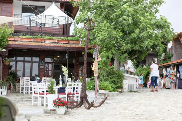 Les gens visitent la vieille ville le 18 juin 2014 à nessebar, Bulgarie. — Stok fotoğraf