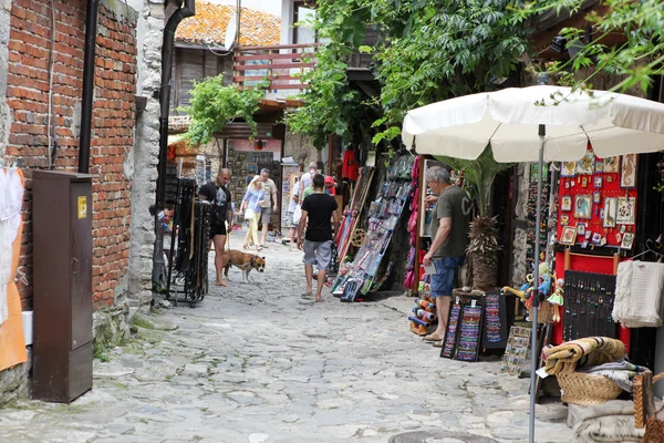 Människor besöker gamla stan den 18 juni, 2014 i nessebar, Bulgarien. — Stockfoto