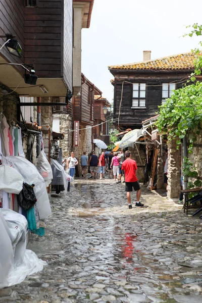 La gente visita la Città Vecchia il 18 giugno 2014 a Nessebar, Bulgaria . — Foto Stock