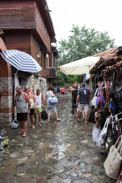 La gente visita el casco antiguo el 18 de junio de 2014 en Nessebar, Bulgaria . — Foto de Stock