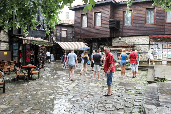 La gente visita el casco antiguo el 18 de junio de 2014 en Nessebar, Bulgaria . —  Fotos de Stock