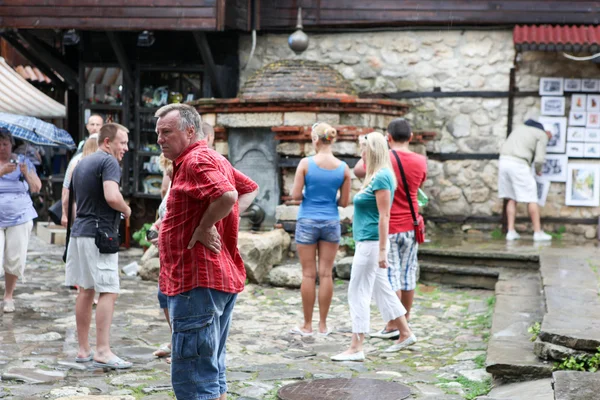 Människor besöker gamla stan den 18 juni, 2014 i nessebar, Bulgarien. — Stockfoto