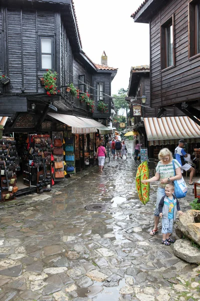 La gente visita la Città Vecchia il 18 giugno 2014 a Nessebar, Bulgaria . — Foto Stock