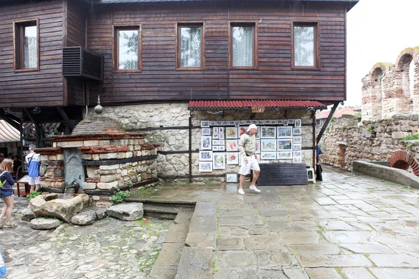 Pessoas visitam a Cidade Velha em 18 de junho de 2014 em Nessebar, Bulgária . — Fotografia de Stock