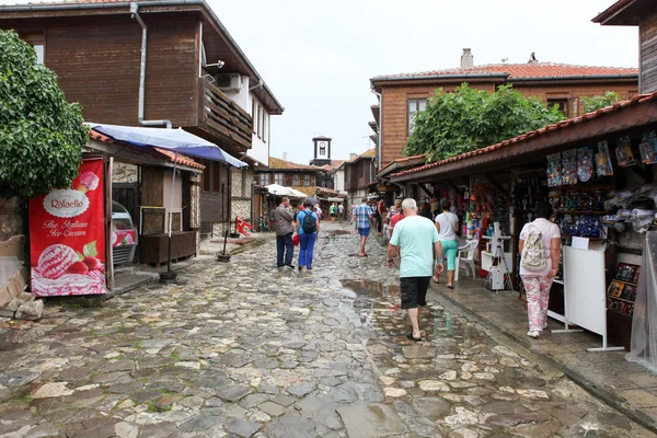 La gente visita el casco antiguo el 18 de junio de 2014 en Nessebar, Bulgaria . — Foto de Stock