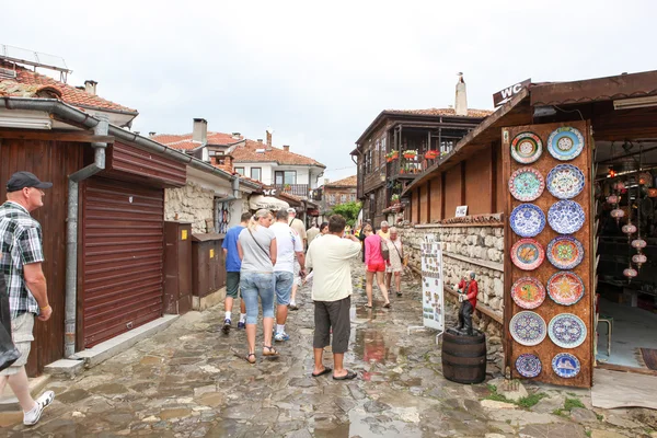 La gente visita la Città Vecchia il 18 giugno 2014 a Nessebar, Bulgaria . — Foto Stock