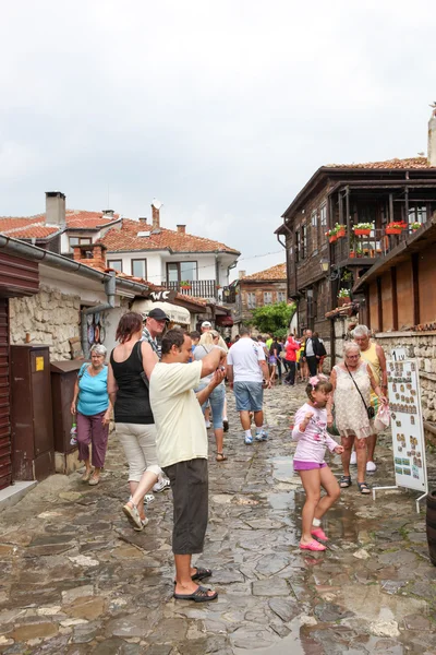 La gente visita la Città Vecchia il 18 giugno 2014 a Nessebar, Bulgaria . — Foto Stock