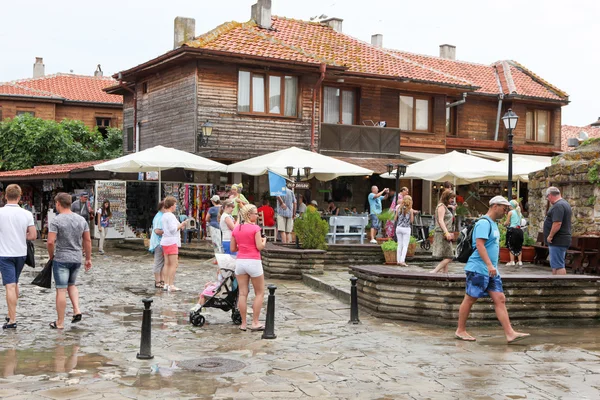 Mensen bezoeken oude stad op 18 juni 2014 in nessebar, Bulgarije. — Stockfoto