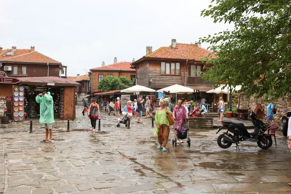 La gente visita el casco antiguo el 18 de junio de 2014 en Nessebar, Bulgaria . — Foto de Stock