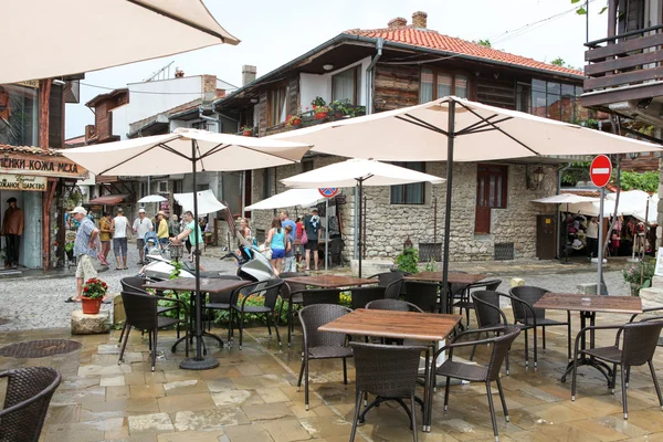 La gente visita la Città Vecchia il 18 giugno 2014 a Nessebar, Bulgaria . — Foto Stock