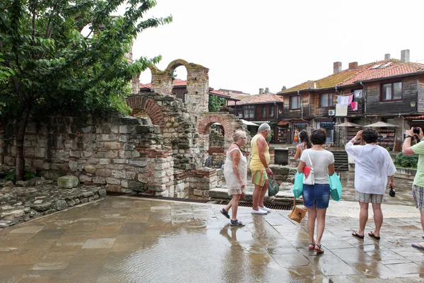 La gente visita el casco antiguo el 18 de junio de 2014 en Nessebar, Bulgaria . —  Fotos de Stock