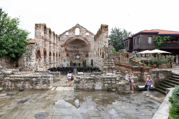 People visit Old Town on June 18, 2014 in Nessebar, Bulgaria. — Stock Photo, Image