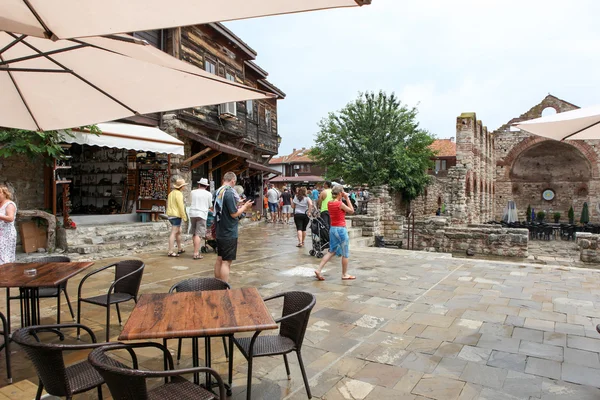 Люди посещают Старый Город 18 июня 2014 года в Несебре, Болгария . — стоковое фото