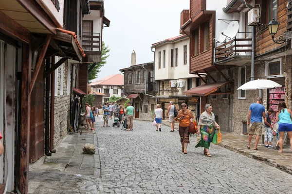 Mensen bezoeken oude stad op 18 juni 2014 in nessebar, Bulgarije. — Stockfoto