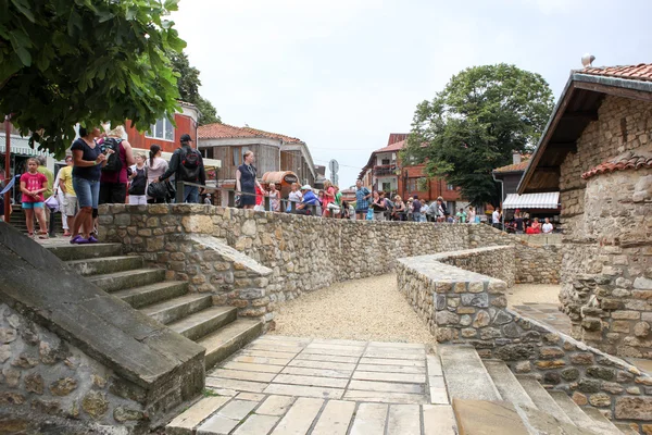 Människor besöker gamla stan den 18 juni, 2014 i nessebar, Bulgarien. — Stockfoto