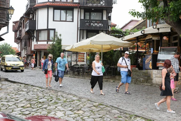 La gente visita el casco antiguo el 18 de junio de 2014 en Nessebar, Bulgaria . —  Fotos de Stock