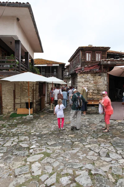 人は、ブルガリア、ネセバルで 2014 年 6 月 18 日に旧市街を訪問します。. — ストック写真