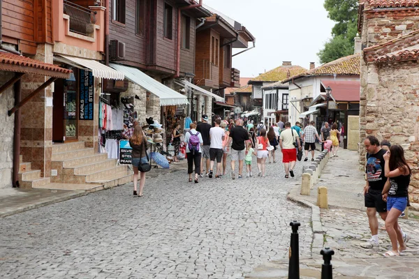 Menschen besuchen die Altstadt am 18. Juni 2014 in Nessebar, Bulgarien. — Stockfoto