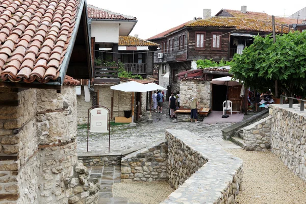 La gente visita la Città Vecchia il 18 giugno 2014 a Nessebar, Bulgaria . — Foto Stock