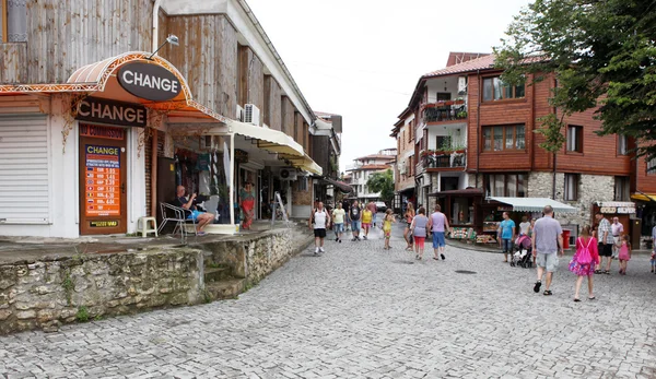 La gente visita la Città Vecchia il 18 giugno 2014 a Nessebar, Bulgaria . — Foto Stock