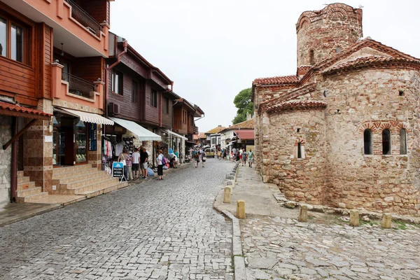 La gente visita el casco antiguo el 18 de junio de 2014 en Nessebar, Bulgaria . — Foto de Stock