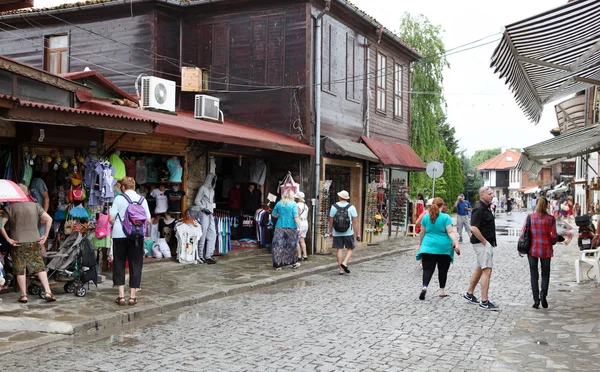 La gente visita la Città Vecchia il 18 giugno 2014 a Nessebar, Bulgaria . — Foto Stock