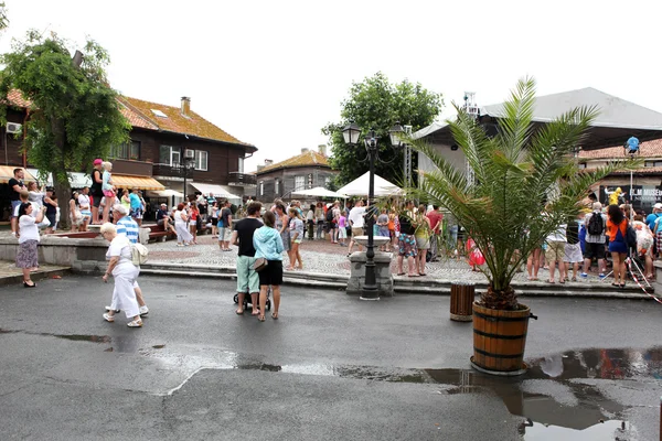 Les gens visitent la vieille ville le 18 juin 2014 à Nessebar, Bulgarie . — Photo