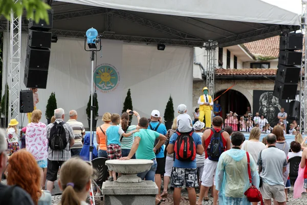 Les gens visitent la vieille ville le 18 juin 2014 à Nessebar, Bulgarie . — Photo