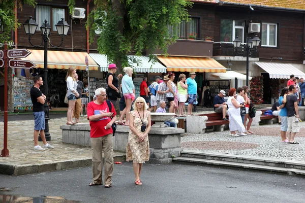 Människor besöker gamla stan den 18 juni, 2014 i nessebar, Bulgarien. — Stockfoto