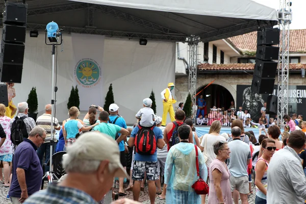 Les gens visitent la vieille ville le 18 juin 2014 à Nessebar, Bulgarie . — Photo