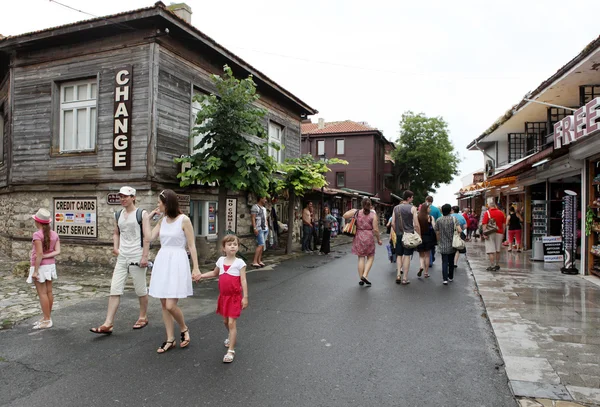 Mensen bezoeken oude stad op 18 juni 2014 in nessebar, Bulgarije. — Stockfoto