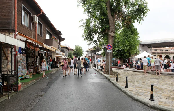 人は、ブルガリア、ネセバルで 2014 年 6 月 18 日に旧市街を訪問します。. — ストック写真
