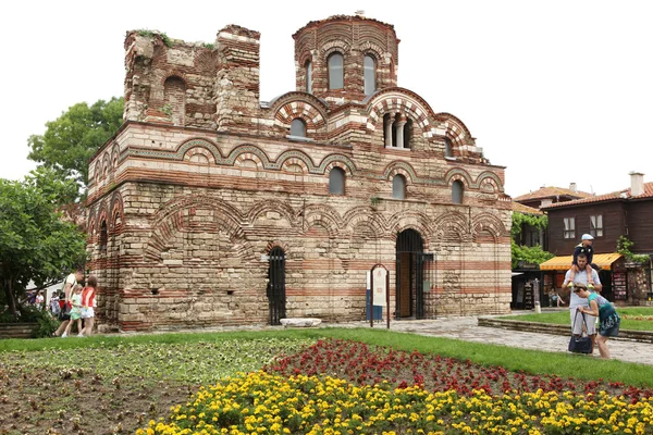 Mensen bezoeken oude stad op 18 juni 2014 in nessebar, Bulgarije. — Stockfoto