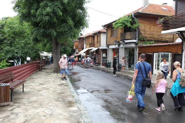 Folk besøker Gamlebyen 18. juni 2014 i Nessebar, Bulgaria . – stockfoto