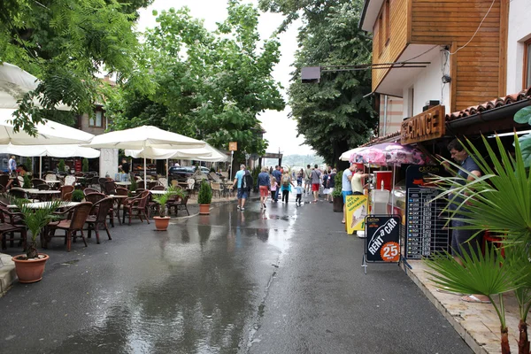 La gente visita el casco antiguo el 18 de junio de 2014 en Nessebar, Bulgaria . — Foto de Stock