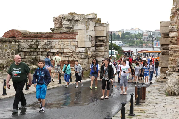 Mensen bezoeken oude stad op 18 juni 2014 in nessebar, Bulgarije. — Stockfoto