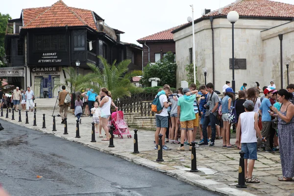 People visit Old Town on June 18, 2014 in Nessebar, Bulgaria. — Stock Photo, Image