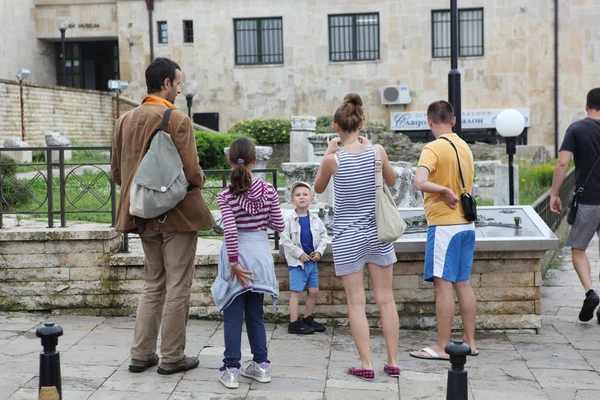 Människor besöker gamla stan den 18 juni, 2014 i nessebar, Bulgarien. — Stockfoto