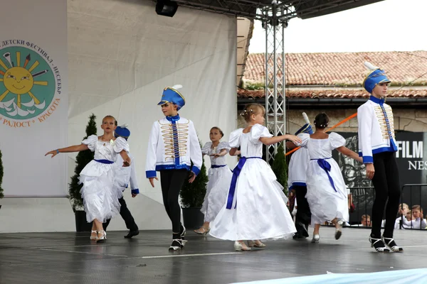 NESSEBAR - 18 GIUGNO: "Sole, gioia, bellezza" XV Festival Internazionale dei Bambini il 18 giugno 2014 a Nessebar, Bulgaria. Inizia il 15 giugno . — Foto Stock