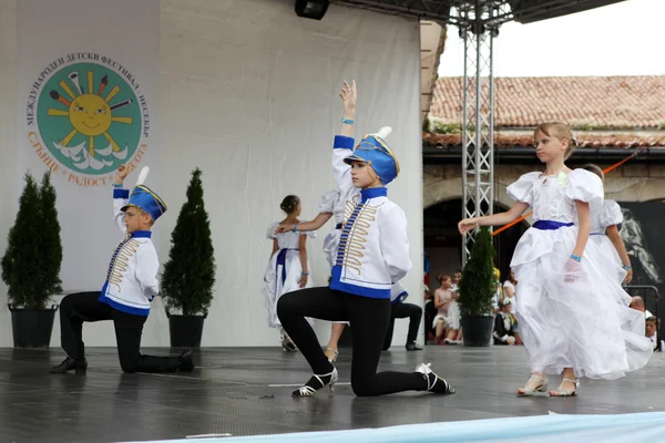 Nessebar - 18 juni: "sol, glädje, skönhet" 15: e internationella barnens festival den 18 juni 2014 i nessebar, Bulgarien. Det börjar den 15: e juni. — Stockfoto