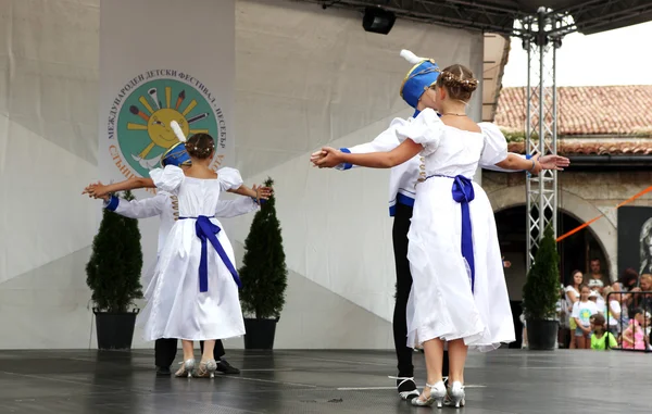 Nessebar - 18 juni: "sol, glädje, skönhet" 15: e internationella barnens festival den 18 juni 2014 i nessebar, Bulgarien. Det börjar den 15: e juni. — Stockfoto